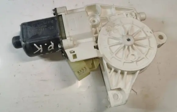 Mercedes-Benz C W204 Front door window regulator motor A2048200142 971133100