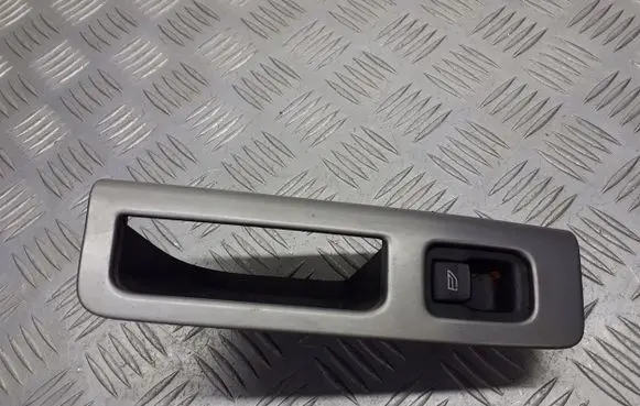 Volvo V50 Quarter vent window switch 8679681