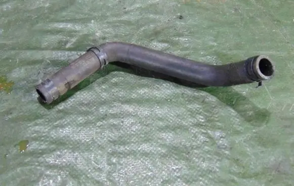 Volkswagen Touran I Engine coolant pipe/hose