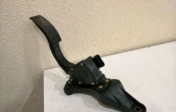 Hyundai Santa Fe Accelerator throttle pedal 327262B100