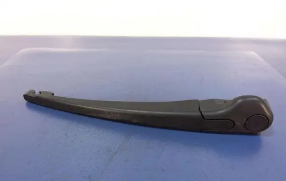 Rear wiper blade arm