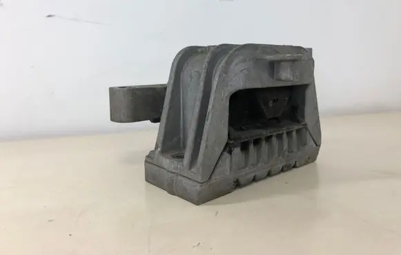 Volkswagen Golf V Engine mount bracket 1K0199262
