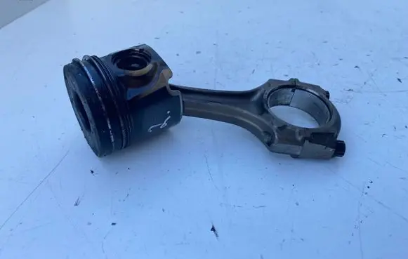 Toyota Avensis T220 Piston with connecting rod
