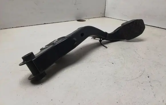 Volkswagen PASSAT B5.5 Brake pedal 8D1721140B