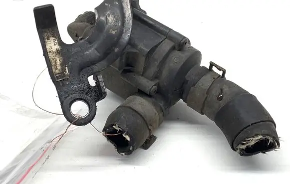 Volkswagen PASSAT B8 Oil filter mounting bracket 5Q0121599Q