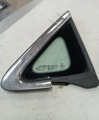 Chrysler Pacifica Front triangle window/glass 68227745AE