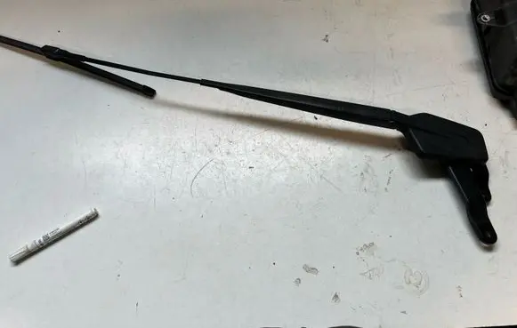 Windshield/front glass wiper blade