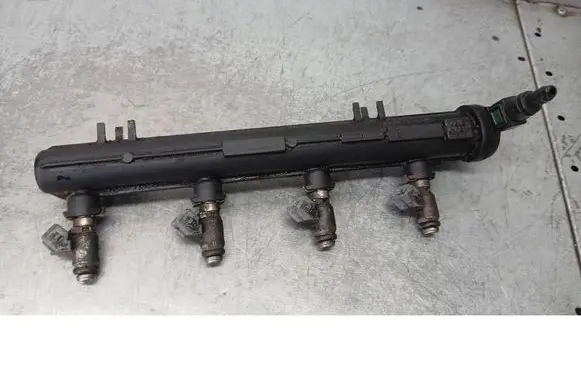 Renault Clio II Fuel injector supply line/pipe 8200166875