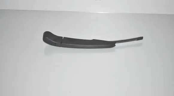 Rear wiper blade arm