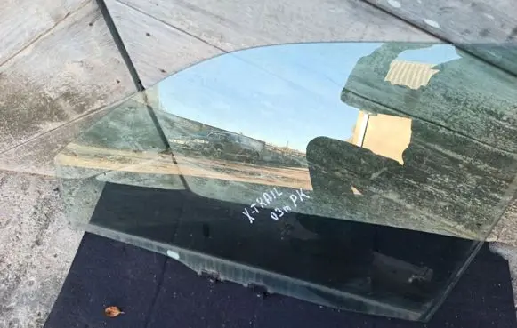 Nissan X-Trail T30 Front door window glass four-door
