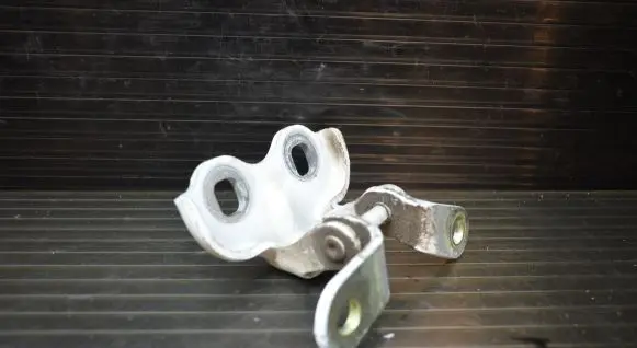 Opel Mokka Front door lower hinge 