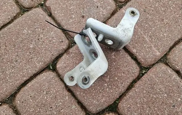 Opel Grandland X Front door lower hinge 5O5P5L5E5X669