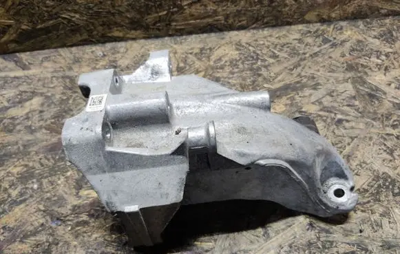 Infiniti Q70 Y51 Engine mounting bracket A6512295104