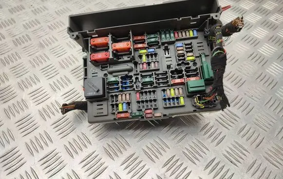 BMW 3 E90 E91 Fuse module 9119446