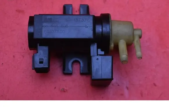 Opel Astra J Vacuum valve 55566898