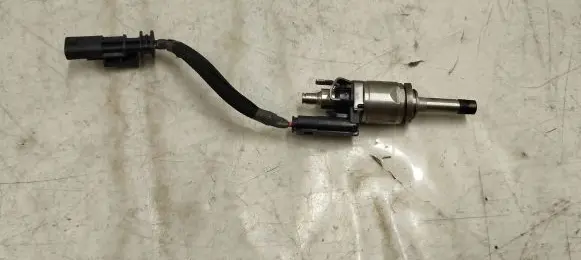 Volvo XC90 Fuel injector 31336653