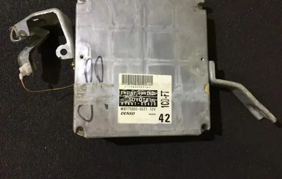 Toyota Avensis T220 Engine control unit/module 8966105420 MB175800-503112V