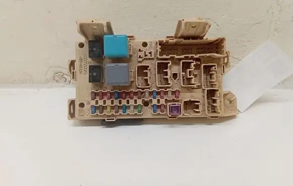 Toyota Avensis Verso Fuse module 8922144040