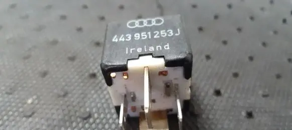 Volkswagen PASSAT B5 Other relay 443951253J 899511000