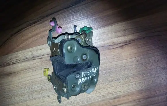 Nissan Prairie Front door lock