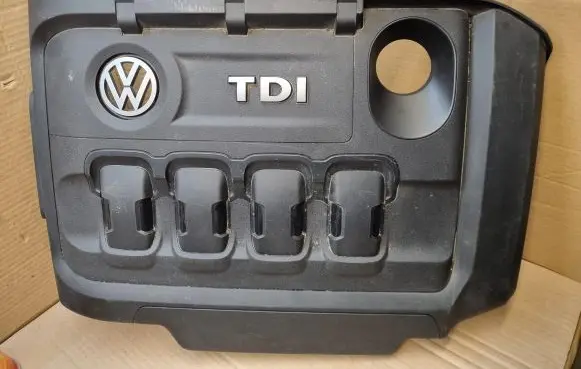 Volkswagen PASSAT B8 Engine cover (trim) 03N103925