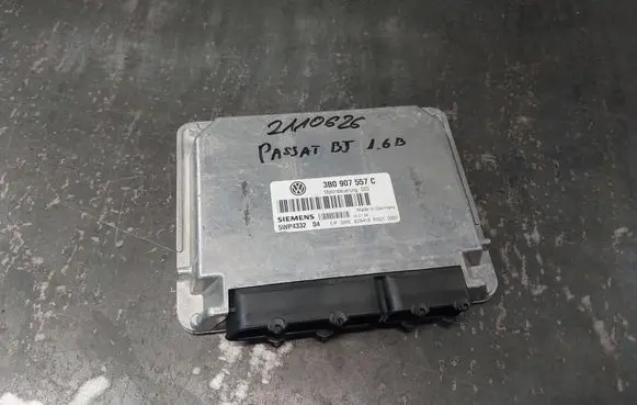 Audi A4 S4 B5 8D Engine control unit/module 3B0907557C 5WP4332