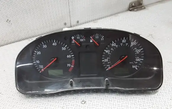 Volkswagen PASSAT B5 Speedometer (instrument cluster) 3B1919930