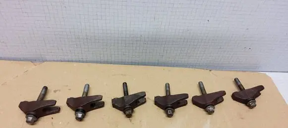 Jeep Grand Cherokee Fuel Injector clamp holder 