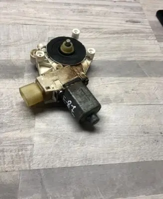 BMW 1 E81 E87 Front door window regulator motor 0130822226