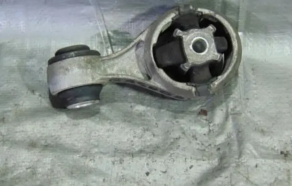 Nissan Qashqai Engine mount bracket