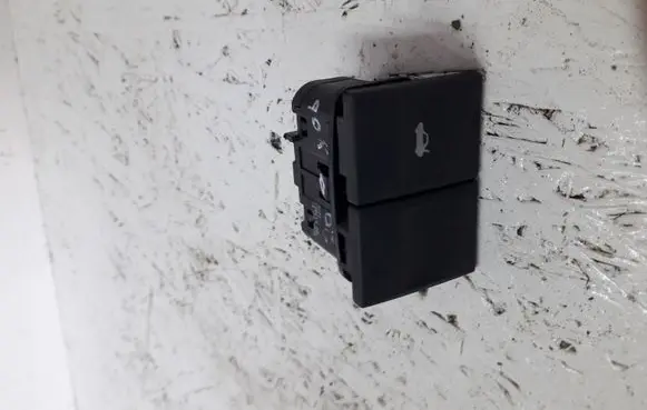 Ford Mondeo Mk III Tailgate/trunk/boot open switch 