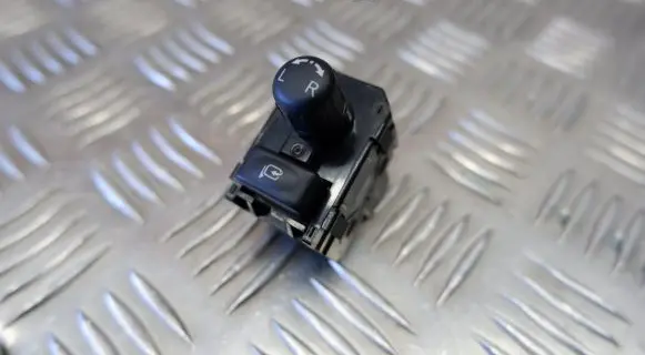 Nissan Leaf II (ZE1) Wing mirror switch