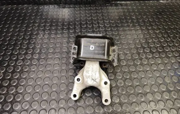 Citroen C4 II Engine mount bracket 9676523080 9636583980