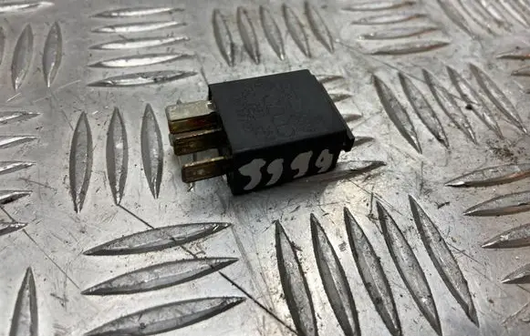 Volkswagen Touran I Other relay 8Z0951253