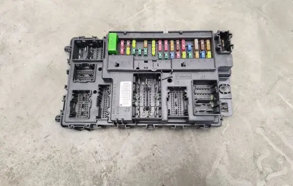 Ford Explorer V Fuse module GU5T15604