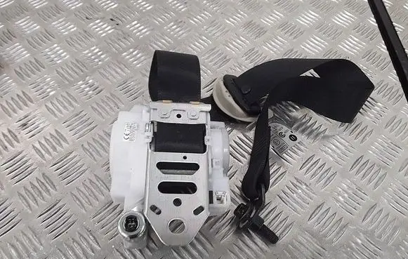 Lexus CT 200H Front seatbelt j090301