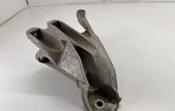 Volkswagen Touareg II Engine mounting bracket 03H199308