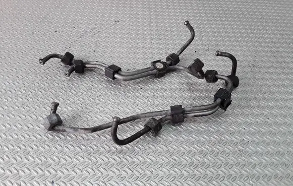 Volkswagen PASSAT B4 Fuel injector supply line/pipe 