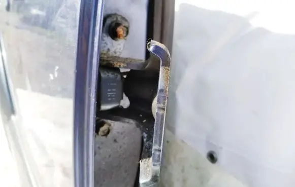 KIA Sorento Rear door lower hinge