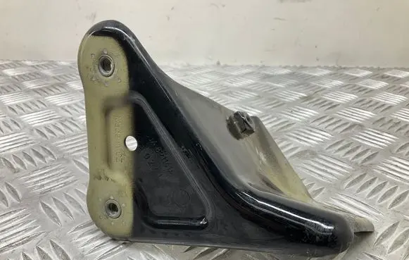 Fender mounting bracket