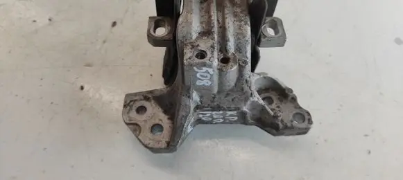 Peugeot 508 Engine mount bracket