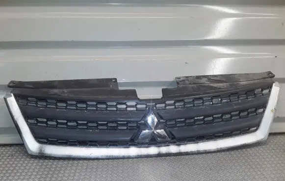 Mitsubishi Outlander Front bumper upper radiator grill