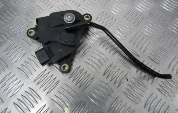 Accelerator throttle pedal