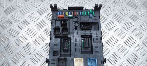 Peugeot 5008 Fuse module 9666895680