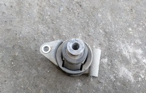 Opel Zafira A Engine mount bracket