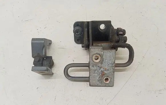 Audi A6 S6 C6 4F Rear door lower hinge 8E0833412