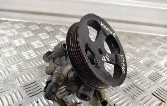 Toyota Corolla Verso AR10 Power steering pump 