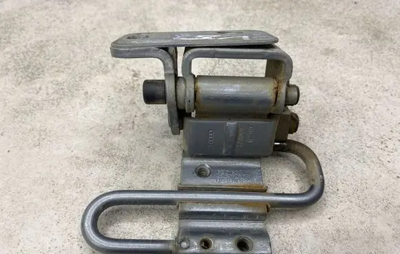 Audi A4 S4 B7 8E 8H Rear door lower hinge 8E0833411