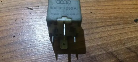 Volkswagen PASSAT B5.5 Other relay 8d0951253a 899313000