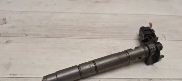 Volkswagen PASSAT B6 Fuel injector 03L130277